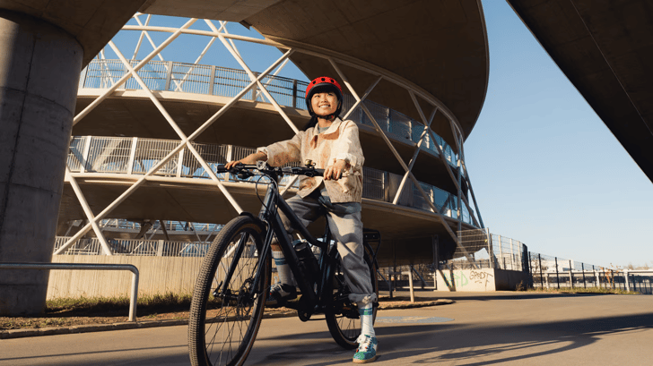 Einfach weiterkommen – mit dem superleichten, sportlichen Allround-E-Bike in 24 Zoll für Kinder ab 7 Jahren. ©woom bikes