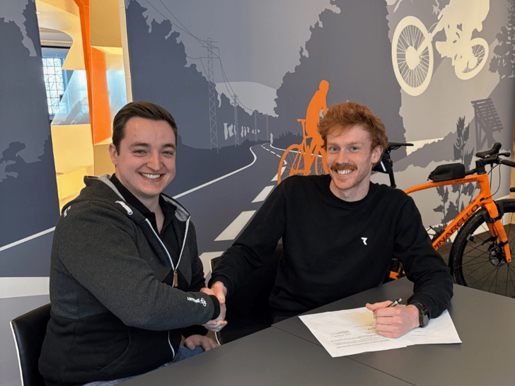 SKS GERMANY verlängert die Hauptsponsor-Partnerschaft mit Leonard Arnold bis 2026 ©SKS Germany