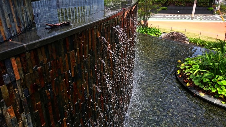 真夏日と水しぶき　/　マットレス専門店・まくら専門店の　スリープキューブ和多屋