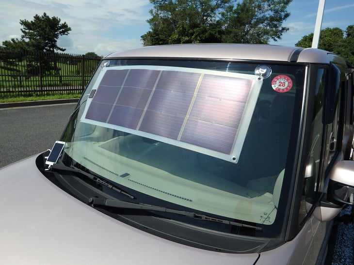 クルマのフロントガラスに下げれば車内の温度上昇を抑えながらスマホに充電することができます。