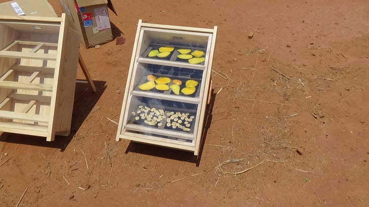 里山エネルギースクールでのソーラードライヤー体験