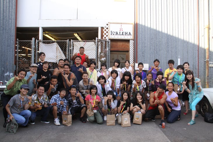 コアロハ・ウクレレ工場の前で工場の皆さんと集合写真