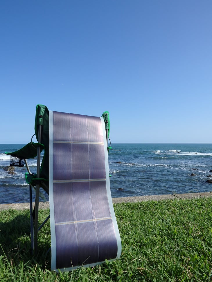 ディレクターズチェアの背に掛けて、座りながらスマホの充電も可能です。