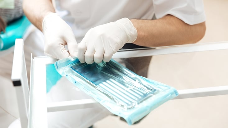 ParoSphère | Traitement des péri-implantites. Crédit photo : © Drobot Dean