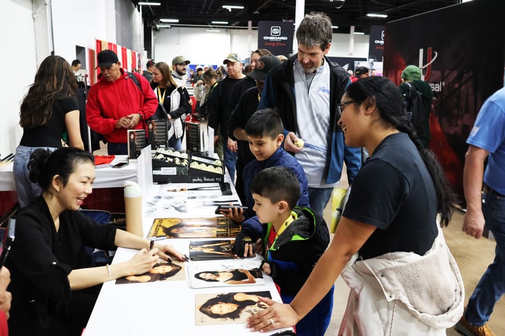 サイン会で子供たちに笑顔で接するジャネット・リー