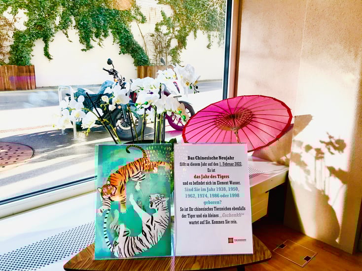 Ein Bild mit zwei Tigern und eine Information zum Jahr des Tigers in den sonnigen Praxiräumen von TCM Mandarin. 