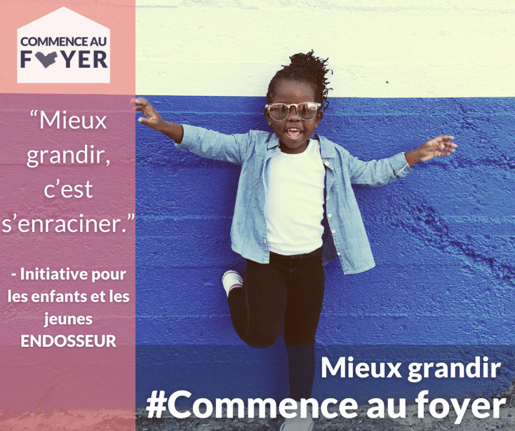 Image d'une jeune fille noire portant des lunettes de soleil contre un mur bleu, avec un texte disant : Mieux grandir, c'est s'enraciner. - Initiative pour les enfants et les jeunes ENDOSSEUR, Mieux grandir #CommenceAuFoyer