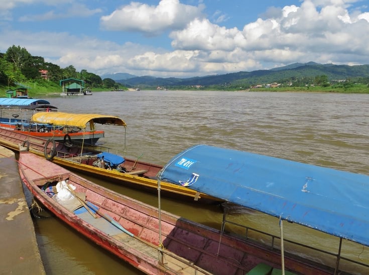 Der Mekong fliesst bei Chiang Khong, an der Grenze zu Laos, zügig gegen Süden.
