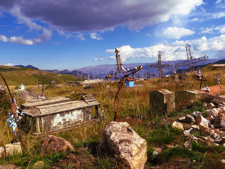 Friedhof an einer Strassenkreuzung auf gut 3000 m ü.M. Weit und breit kein Dorf.