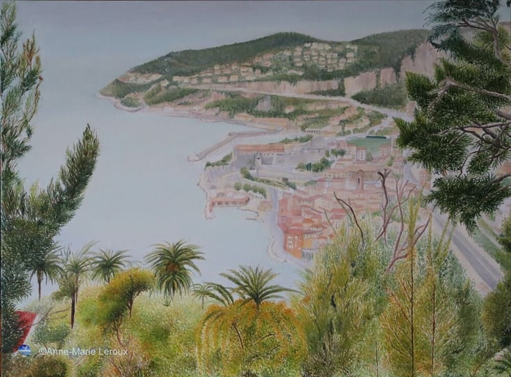 Ville au bord de l'eau dans le Sud, encadré par des arbres.