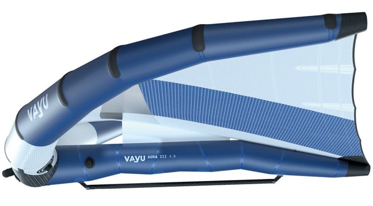 Vayu Aura III Wing White Blue mit Boom bei WindSucht