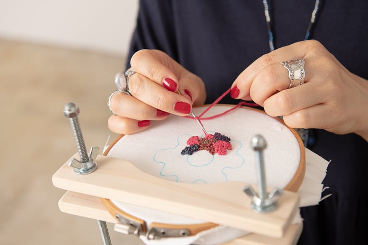 ▲刺繍制作の様子。使い勝手が良い刺繍台はご主人の手作り