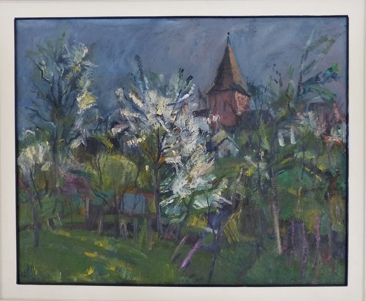 Kirche in Marlow mit blühenden Bäumen