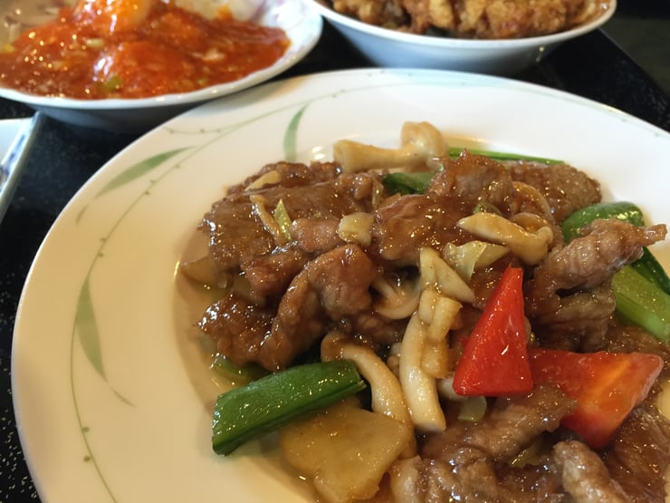 成都のメニュー　グルメ初夏ランチ（牛ロースと季節野菜の炒め物、海老のチリソース、ほか）1,400円