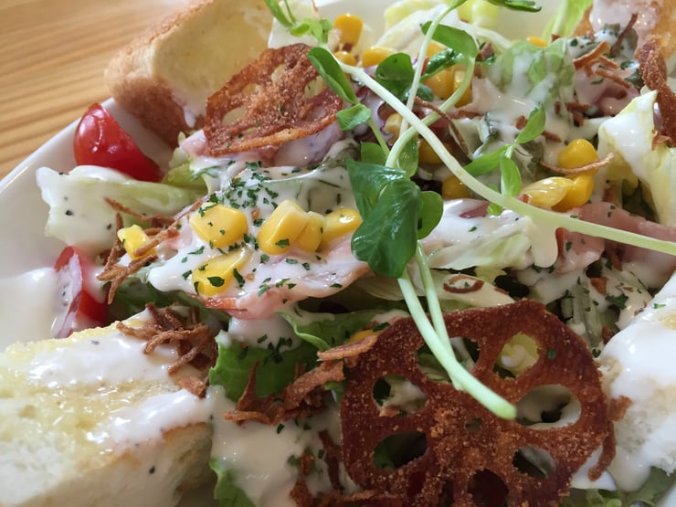 チェリーブロッサムのメニュー　カリカリベーコンのパンサラダ780円