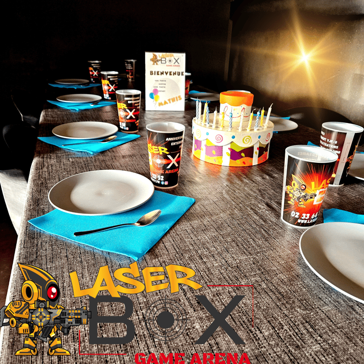Anniversaire enfant chez LaserBox Flers : table festive avec gâteau, et déco laser game