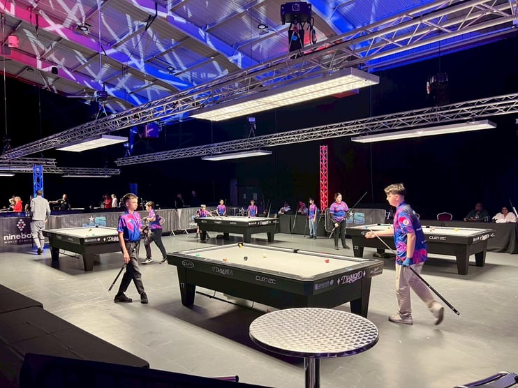 同時開催のジュニアトーナメントの練習風景。UKオープンの環境そのままで試合ができる