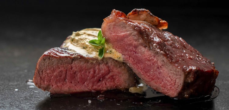 Saftig zartes Entrecôte (Rindsteak) mit Kräuterbutter