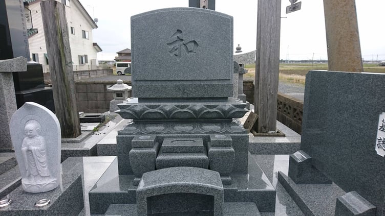 蓮の華をモチーフにしたデザインの墓石