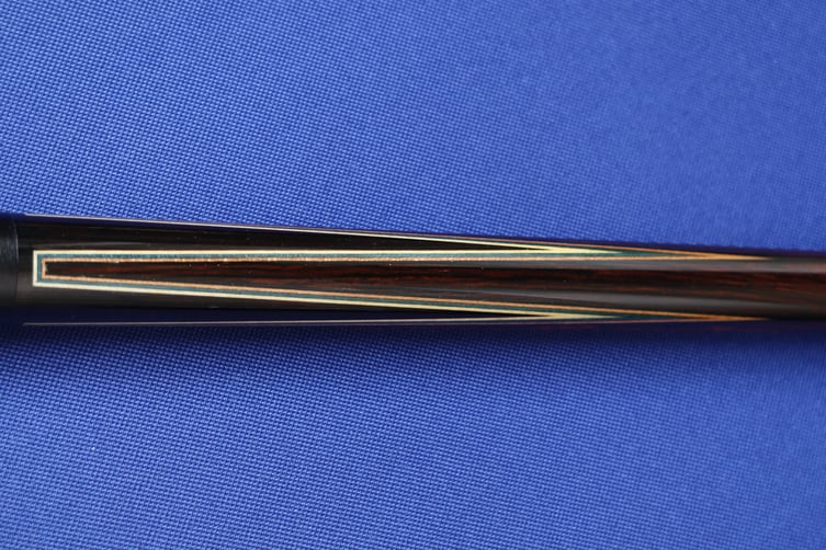 黒檀ならではのブリッジポイントを持つSteven Klein