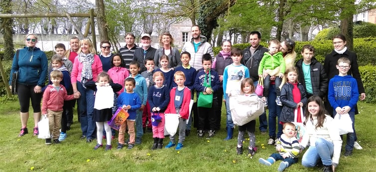 Les petits Brévillais avec leurs parents parmi des élus