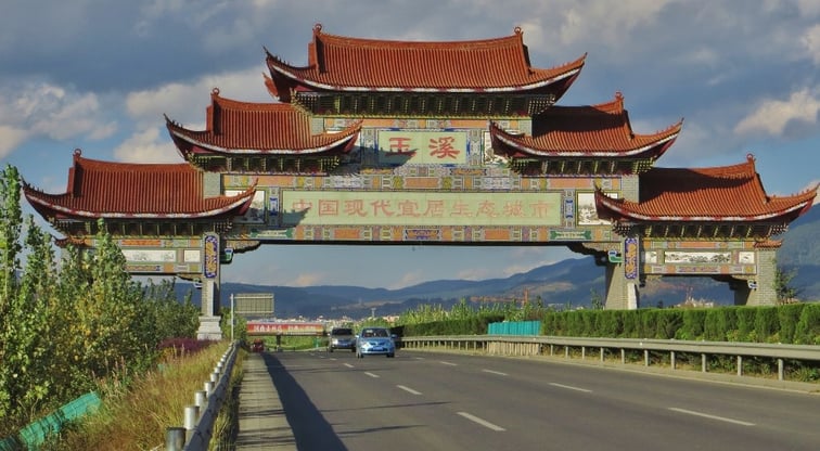 Das imposante Eingangstor nach Yuxi.
