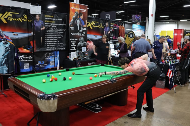 クイックファイア(Kwikfire)。監修者のケリー・フィッシャーの姿も