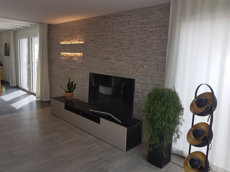 Steinwerke.ch - Ambiente - Steinwand - Kunststeinwand - Steinwandbeleuchtung - Freude - Claudia Gross - Claudia Lasaroff - Julian Gross