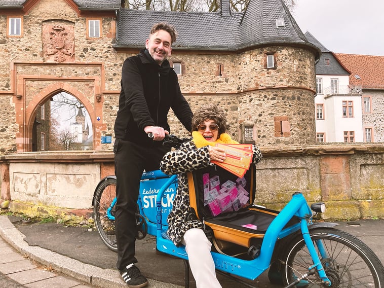 Mit einem Koffer voller Friedberg Zehner geht es für den Gewinner der Friedberger Weihnachtverlosung, mit Ulf Berger alias SüperÜ und Komikerin Gerda Schmidt, auf VIP-Shopping-Tour. 