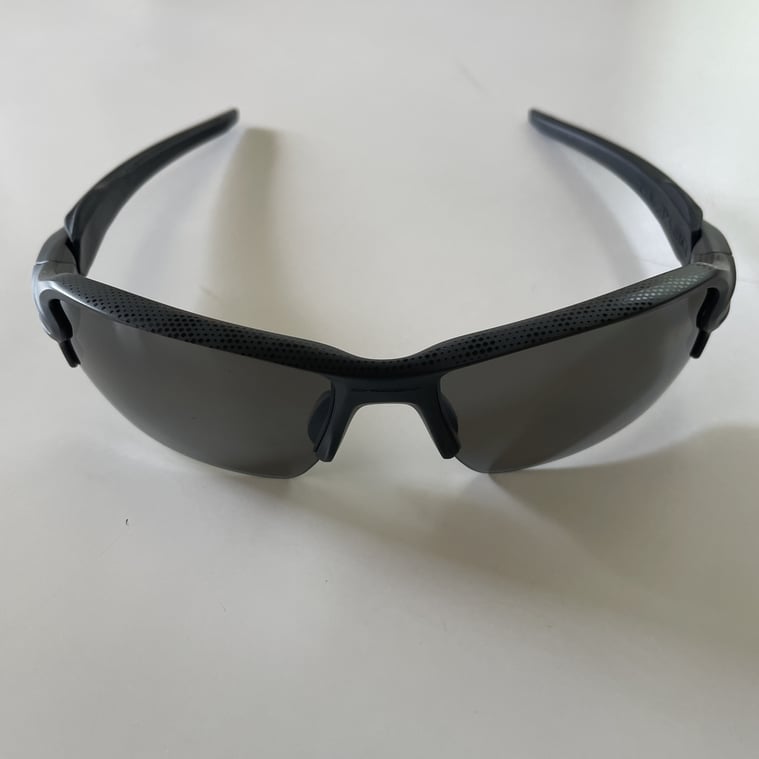 偏光レンズ　サングラス　ゴルフ　紫外線対策　目に優しい