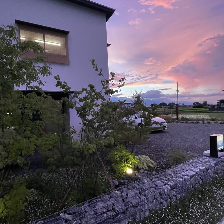 長野県　松本市　建築設計事務所　建築家　news設計室　丸山和男　住宅設計　事務所　植栽　事務所夕景　水やり　夕焼け