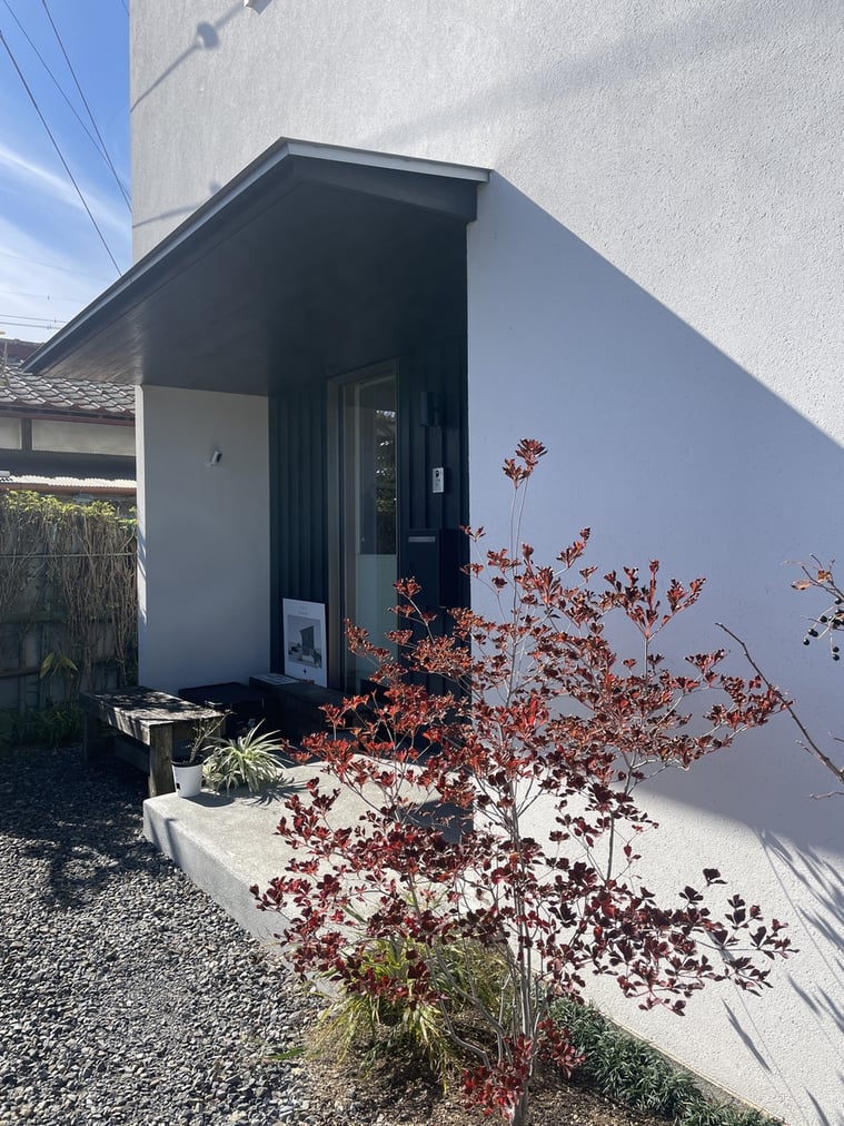 長野県　松本市　建築設計事務所　建築家　news設計室　丸山和男　住宅設計　事務所　植栽　事務所庭　秋　ドウダンツツジ