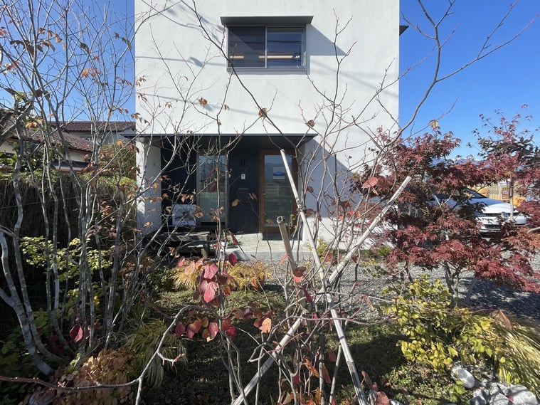 長野県　松本市　建築設計事務所　建築家　news設計室　丸山和男　住宅設計　事務所　植栽　事務所庭　秋