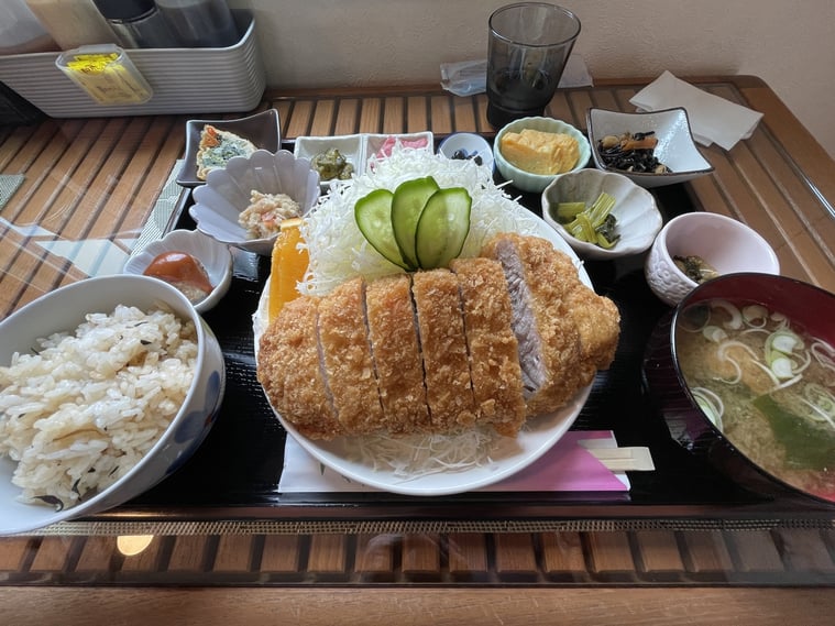 長野県　松本市　　お昼ごはん　ダイニングカフェSun you　とんかつ定食