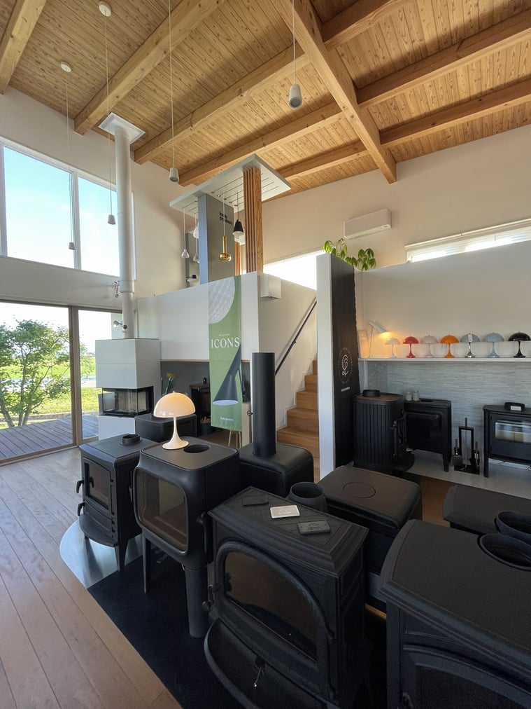 長野県　安曇野市　建築設計事務所　建築家　news設計室　丸山和男　ヤマショー安曇野ショールーム　ルイスポールセン　薪ストーブ