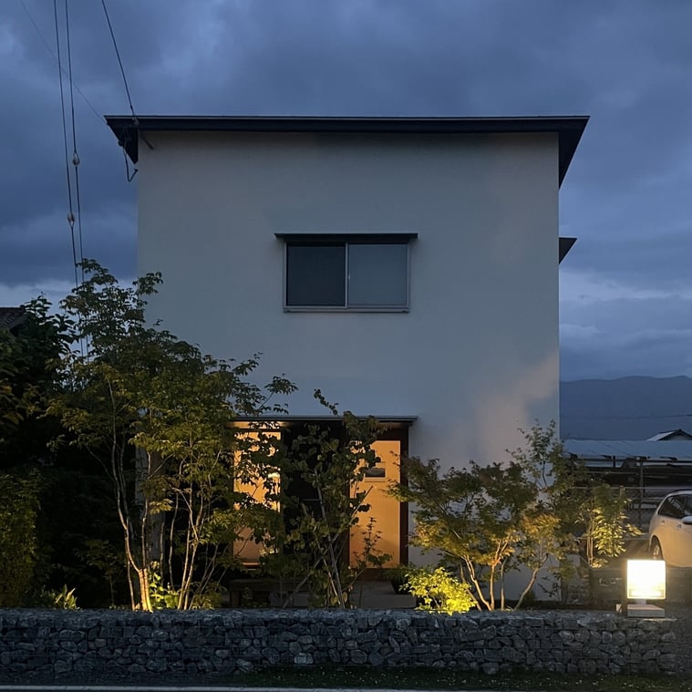長野県　松本市　建築設計事務所　建築家　news設計室　丸山和男　住宅設計　事務所　植栽　事務所夕景