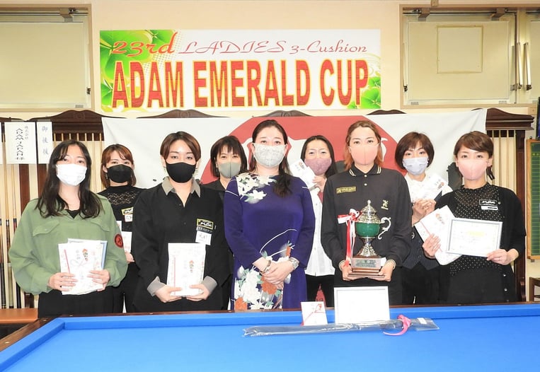 優勝の界文子は前列右2。中央はADAM JAPAN代表取締役・関根沙織氏