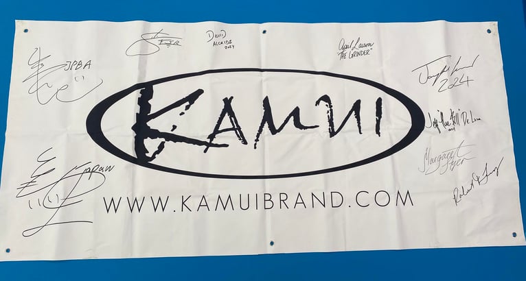 KAMUIプロたちのサインが入れられたバナー