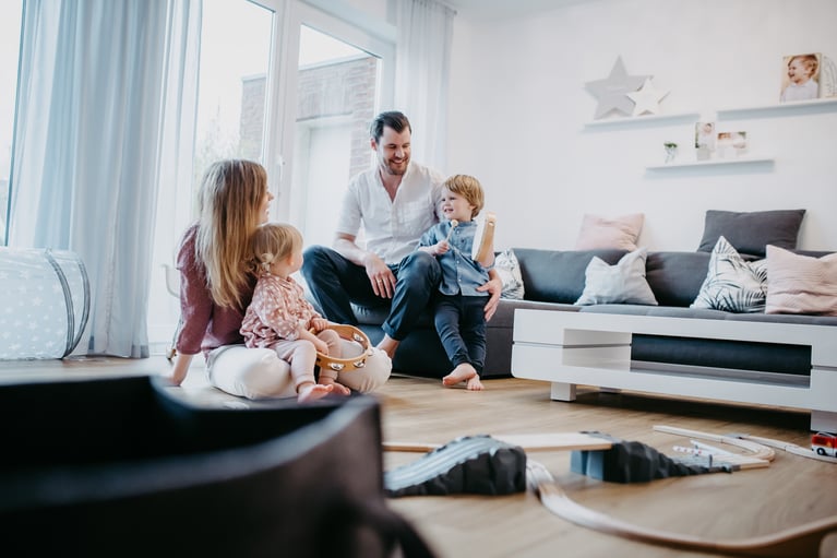 Junge Familie kuschelt und macht Musik zu Hause fotografiert von Familienfotografin Uschi Kitschke aus Kreuzau.
