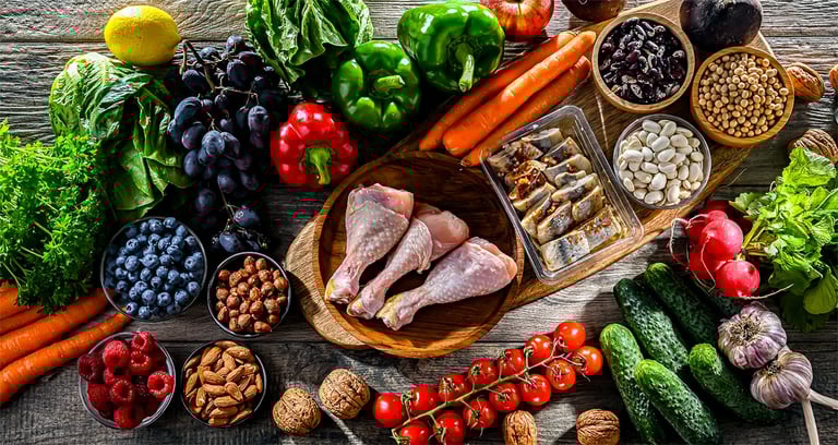 脳の健康に良い食事は、オメガ3脂肪酸が豊富な魚・緑黄色野菜・ベリー類・ナッツ類・オリーブオイルなどを含む地中海式の食事が効果的