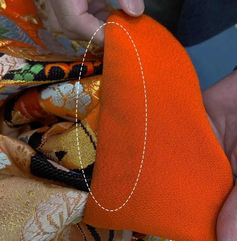 着物の袖の汚れの画像。黒い汚れ。