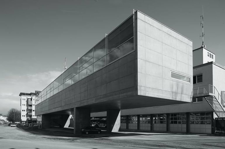 Leitstelle Tirol vor der Berufsfeuerwehr Innsbruck (Hunoldstraße)