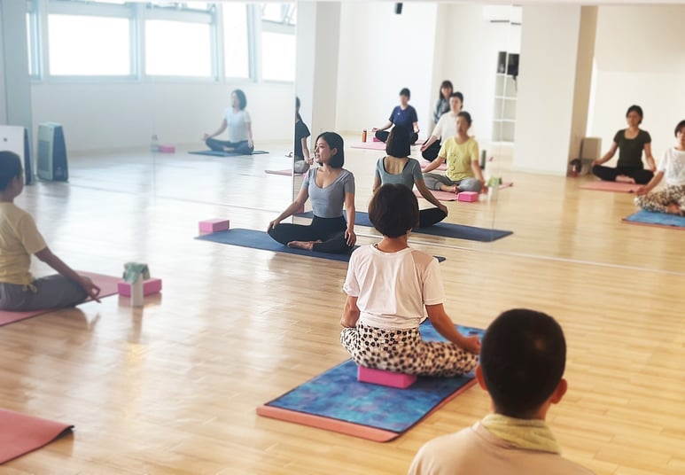 ヨギフィールのレッスン風景