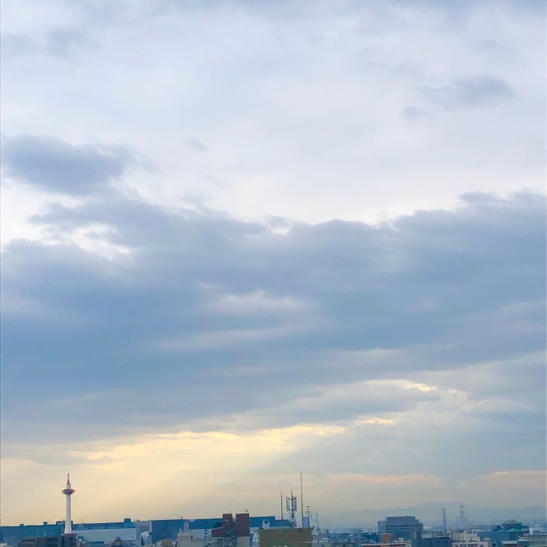 京都市下京区の心療内科、女医のいるメンタルクリニック、京都タワー、雲の合間から差す光