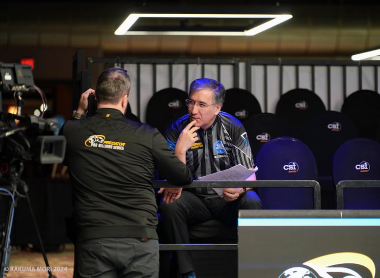 運営スタッフと話をするミラクメドフ氏（右）