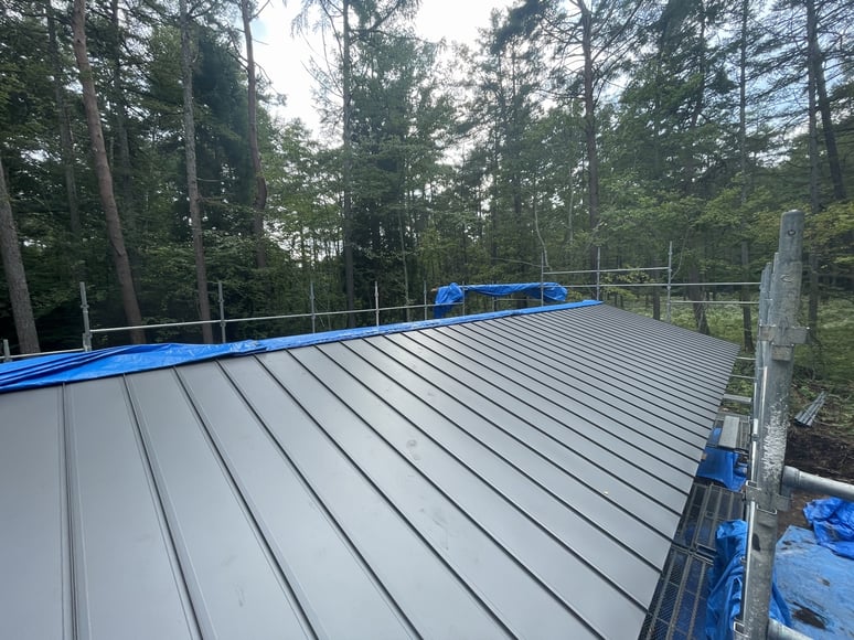 長野県　松本市　長野市　飯綱高原　建築設計事務所　建築家　news設計室　丸山和男　別荘設計　飯綱山荘Ⅲ　屋根板金工事