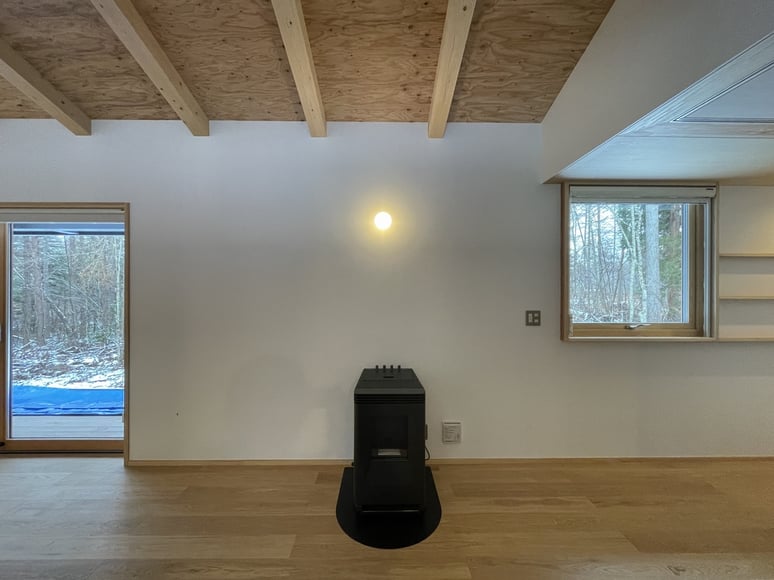 長野県　松本市　長野市　飯綱高原　建築設計事務所　建築家　news設計室　丸山和男　別荘設計　飯綱山荘Ⅲ　ペレットストーブ　シモタニ
