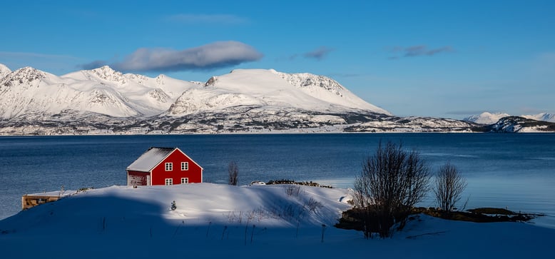 Nordisches Flair gleich hinter Harstad mit Blick auf eines unserer Tourengebiete, die Insel Grytoya