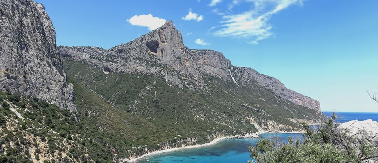 Blick kurz nach dem Tourstart bei Pedra Longa auf die Punta Giradili