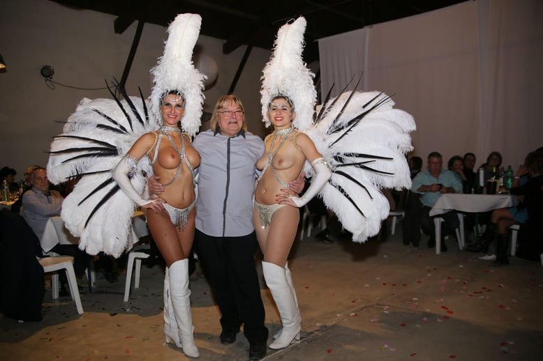 Il y a quand des charmes d'organiser un réveillon....C'est quand même plus sympa que de gérer les 2 ou 3 raleurs quil ya toujours dans un groupe !!!!